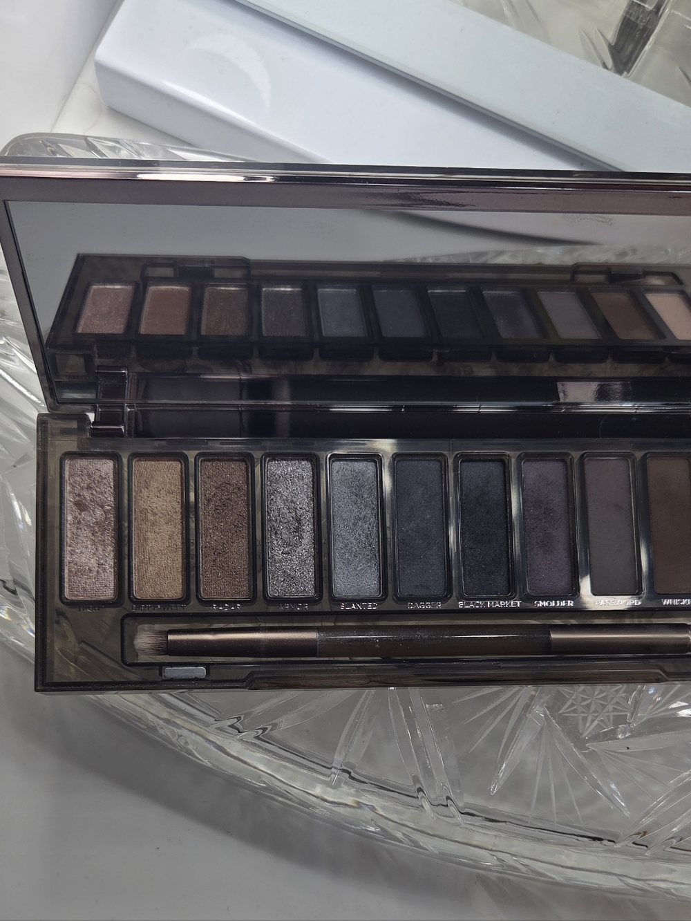 Urban Decay Naked Smoky Eyeshadow Palette Brush Included - Picture 4 of 5